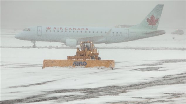 Un avion d’Air Canada est sur le tarmac de l’aéroport La Guardia, de New York, lors d’une tempête qui avait frappé la côte est des États-Unis le 26 février 2010. Photo : Getty Images/Spencer Platt