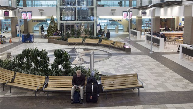 El aeropuerto de Halifax, Nueva Escocia, aparecía desierto a primera hora del jueves.