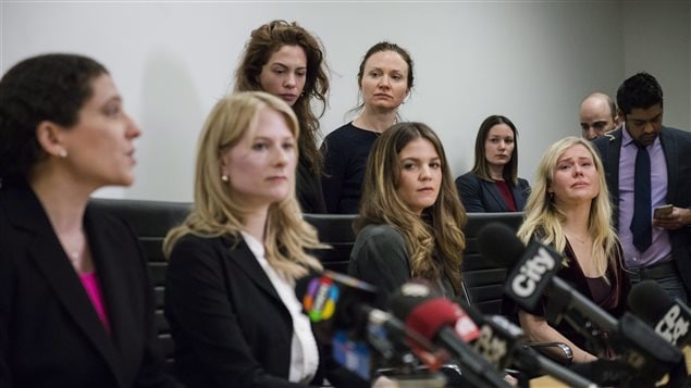 Las actrices denunciaron a Schultz como un depredador sexual.