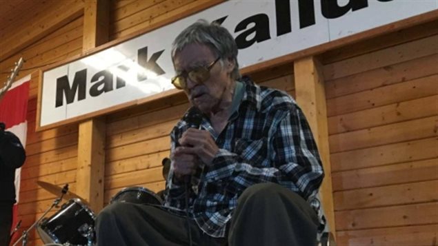 El músico durante una de sus presentaciones en el Nunavut.
