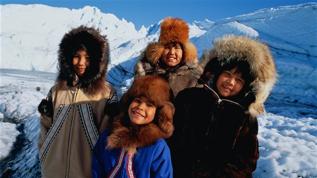Panigoniak canta la historia y la realidad del pueblo Inuit.