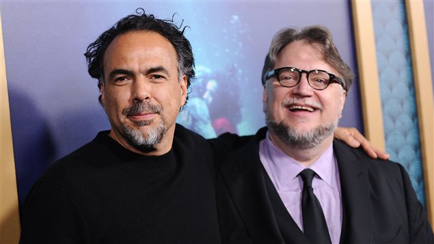 Los directores Alejandro Gonzalez Iñarritu y Guillermo del Toro durante el estreno de La Forma del agua, el 15 de noviembre, 2017 en Los Angeles, California. (Jason LaVeris/FilmMagic)