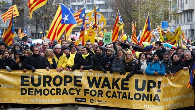 Carles Puidgemont en una manifestación en favor del gobierno catalán en Bruselas. Más de 20.000 catalanes se manifiestan en las calles de Bruselas el 7 de diciembre de 2017. 