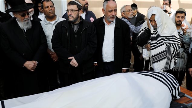 Familiares y allegados en el velatorio del rabino Raziel Shevach, muerto a tiros.