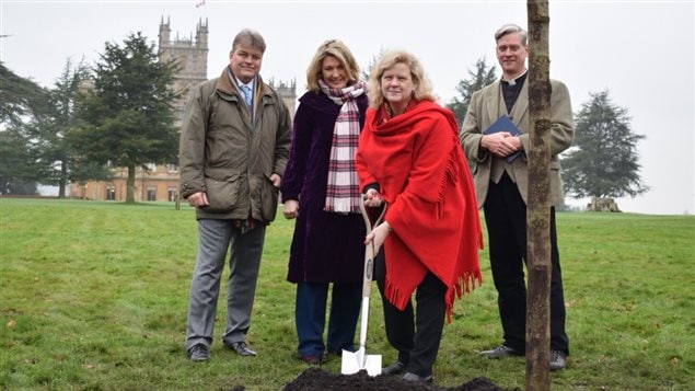 Canadian High Commissionner JaniceCharette and the Earl and Countess of Carnarvon planting a maple tree at Highclere Castle (Downton Abbey) to highlight its shared history with Canada 