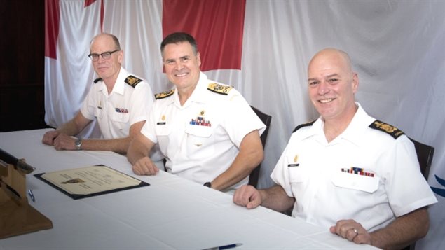 El suboficial de 1ª clase de la Marina canadiense, Michel Vigneault, derecha, junto con el vicealmirante Ron Lloyd, centro, y el suboficial de 1ª clase Thomas Riefesel en una ceremonia de cambio de mando el pasado mes de agosto. Vigneault dice que la conectividad a bordo de los buques de guerra es un paso importante para mantener la moral de los marineros.