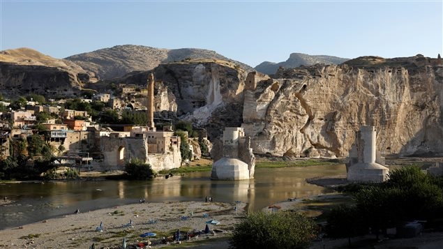 نهر دجلة يعبر بلدة حسن كيف في جنوب شرق تركيا التي ستغمرها بنسبة كبيرة مياه سد إليسو الضخم الذي باشرت تركيا إنشاءه عام 2006 (الصورة مأخوذة في 27 أيلول (سبتمبر) 2017).