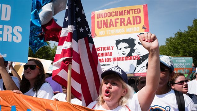 Ivania Castillo, de 50 años, de Woodbridge, Virginia, marcha desde la Casa Blanca hasta el Trump Hotel. Cientos de defensores de inmigrantes se reunieron en la Casa Blanca el martes 5 de septiembre de 2017 para defender a DACA y TPS.