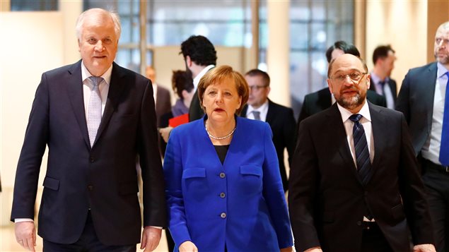 Horst Seehofer, presidente de Baviera, Merkel y Martin Shulz, líder socialdemócrata.