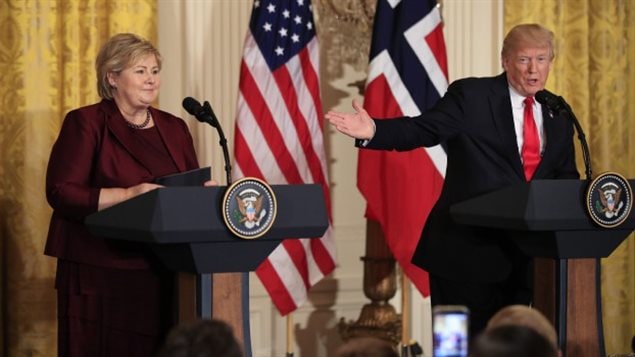 Selon Donald Trump, les États-Unis devraient plutôt accueillir des ressortissants de la Norvège, dont il a rencontré la première ministre Erna Solberg (photo) mercredi. PHOTO AP