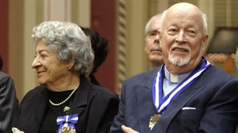 Emmet Johns, en 2003, lors d’une cérémonie où il a été décoré grand officier de l’Ordre national du Québec Photo : La Presse canadienne / Jacques Boissinot