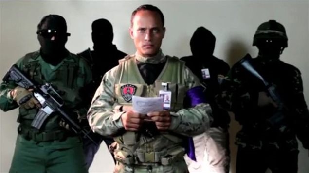 El ex policía Oscar Pérez leyendo una declaración contra el gobierno de Venezuela.