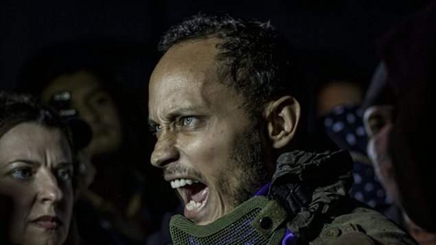 El oficial de policía venezolano Oscar Pérez participa en una protesta antigubernamental en Caracas el 13 de julio de 2017. Pérez, que atacó la sede de la Corte Suprema de Justicia con granadas de mano lanzadas desde un helicóptero, apareció inesperadamente en una concentración de opositores y luego de emitir una breve declaración huyó rápidamente en una motocicleta.