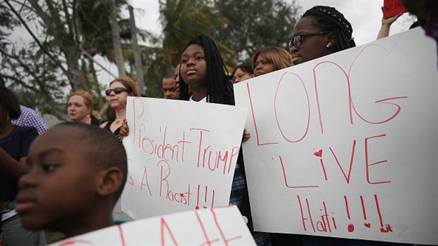 Manifestación de protesta contra las declaraciones de Trump sobre los inmigrantes de Haití, África y El Salvador el 12 de enero de 2018 en Miami, Florida. Trump niega haber llamado a esos lugares *países de mierda* cuyos habitantes no son deseables para la inmigración estadounidense.