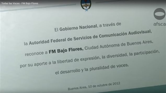 Diploma de reconocimiento a la radio comunitaria FM Bajo Flores de Buenos Aires, Argentina.