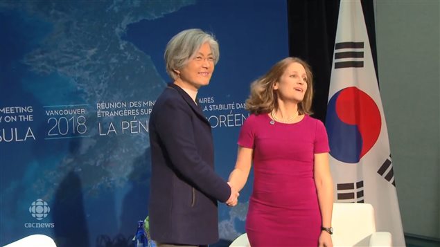 Chrystia Freeland, ministra de Relaciones Exteriores de Canadá y su homóloga sudcoreana, Kang Kyung-Wha durante la apertura de la Reunión en Vancouver.