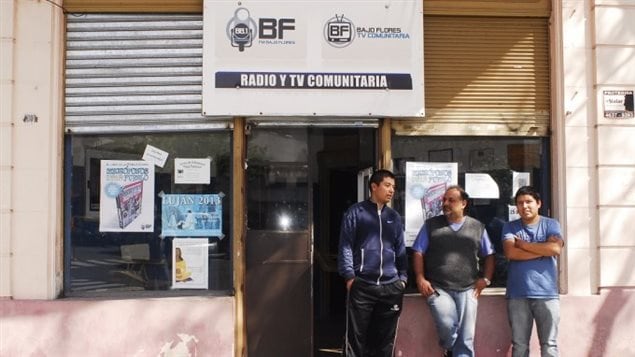 Local de la radio comunitaria argentina FM Bajo Flores en Buenos Aires.