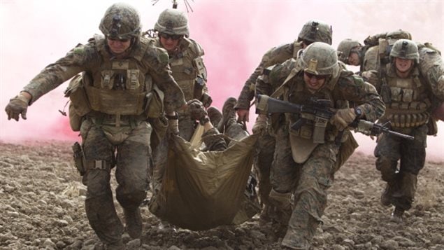 Tropas estadounidenses llevan a un soldado herido a un helicóptero en la provincia de Helmand, Afganistán. 10 de noviembre de 2011.