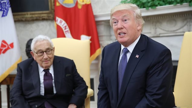 Le président Donald Trump rencontrait l’ancien secrétaire d’État Henry Kissinger dans le bureau ovale le 10 octobre 2017 et il niait vouloir augmenter le stock d’armes nucléaires des États-Unis. Photo : Getty Images/Win McNamee