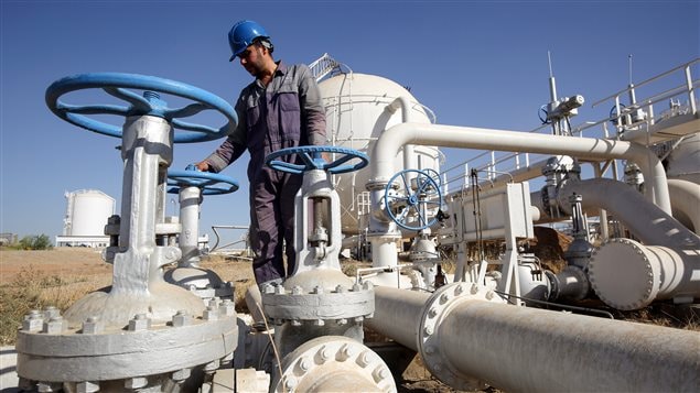 Un trabajador petrolero iraquí inspecciona los oleoductos del yacimiento petrolífero de Bai Hassan, en Kirkuk, el 19 de octubre de 2017. 