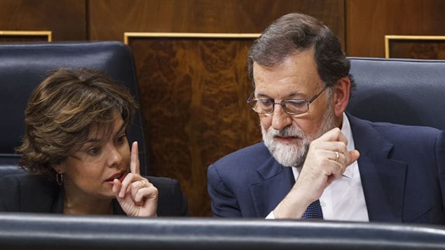 Soraya Sáenz, vicepresidenta del Gobierno de España conversa con el primer ministro Mariano Rajoy, durante una sesión en el parlamento en Madrid.