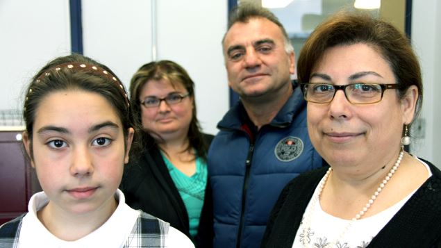 La petite Rita Simonian, avec sa tante, Anni Simonian, son père, Khatchig Simonian, et la directrice de son école, Lena Kadian. - chro-hugo-rita-famille