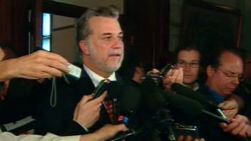 Philippe Couillard ne s'est que très brièvement adressé aux journalistes.