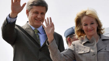 Stephen Harper et son épouse à leur arrivée au Japon