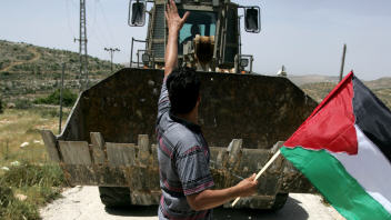 Un Palestinien s'oppose à l'expansion d'une colonie à Yad Yair, près de Ramallah, en Cisjordanie.