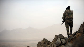 Un soldat français dans les montagnes entourant la capitale afghane, Kaboul.