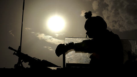 Un soldat britannique monte la garde dans les faubourgs de Kaboul.