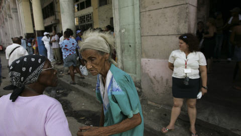 Des Cubains dans l'attente de Ike.