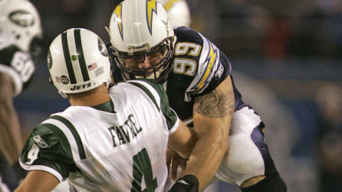 Brett Favre est plaqué par Igor Olshansky, des Chargers de San Diego.
