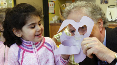 Jean Charest a visité cette garderie de Laval en mars 2008 pour y annoncer la création de 20 000 places de garde supplémentaires sur deux ans.