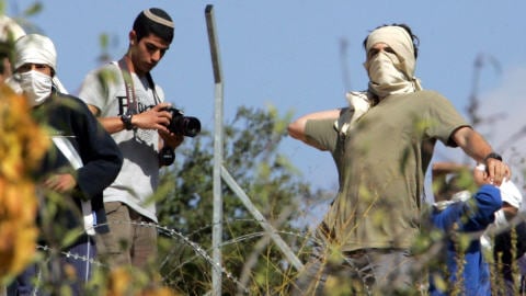 Colons juifs lançant des pierres aux journalistes et aux Palestiniens à Hébron, en Cisjordanie (31 octobre 2008)