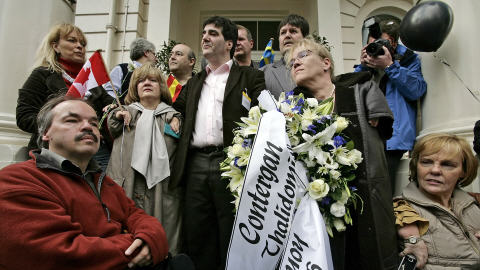 Des victimes de la thalidomide manifestent à Londres, devant l'ambassade d'Allemagne.