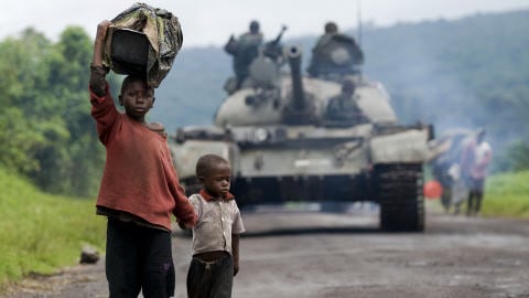 Des enfants congolais jetés sur les routes par les combats