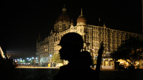 Un militaire monte la garde devant l'hôtel Taj Mahal.