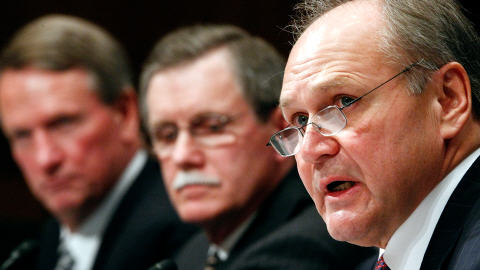De gauche à droite, le directeur de General Motors, Richard Wagoner, le président des Travailleurs unis de l'automobile, Ron Gettelfinger, et le directeur de Chrysler, Robert Nardelli devant la Commission bancaire du Sénat