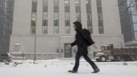 Neige sur la Banque du Canada en décembre. (archives)