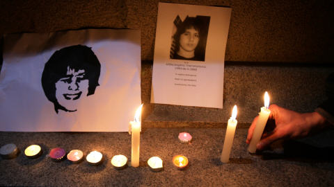 Des protestataires bulgares rendent hommage à Alexandros Grogoropoulos devant l'ambassade de la Grèce, à Sofia.