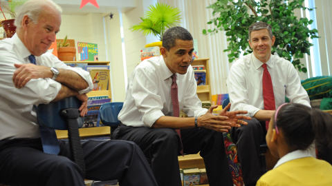 Joe Biden, Barack Obama et Arne Duncan ont rencontré des élèves d'une école de Chicago, mardi.