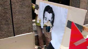 Photo de George W. Bush sur laquelle des manifestants ont lancé des souliers