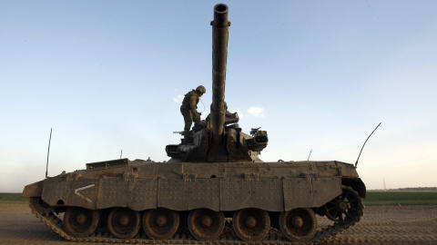 Un char israélien posté à la frontière de la bande de Gaza, dans le sud d'Israël.