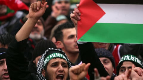 En Turquie, des manifestants protestent contre l'offensive terrestre israélienne.