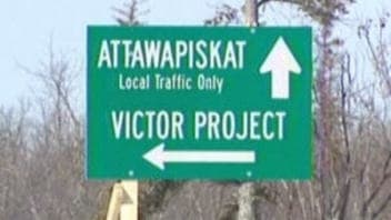 Pancarte de signalisation indiquant les directions d'Attawapiskat et du Projet Victor