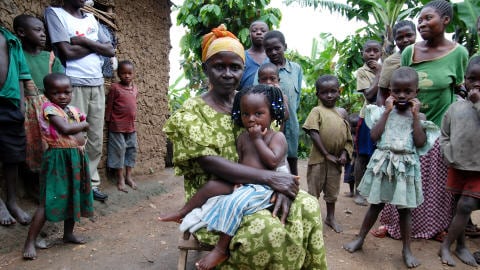 En décembre 2007, les Ougandais du village de Kirindi ont répondu à l'appel de la Croix--Rouge, qui affirmait qu'ils auraient pu être en contact avec le virus.