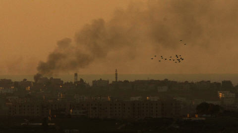 Vol d'oiseaux au-dessus de Gaza, en proie aux flammes