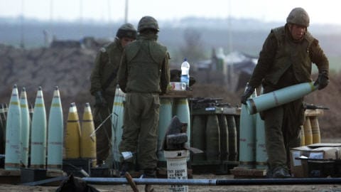 Des soldats israéliens préparent leurs munitions.