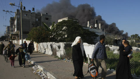 Des Palestiniens fuient le quartier Zeitoun dans la foulée de raids aériens.